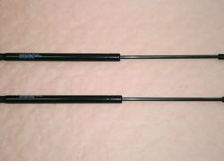 2x tlmiče vyklopových dverí Audi A3 od r.v. 09.1996