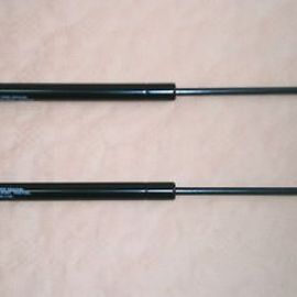 2x tlmiče vyklopových dverí Audi 100 od 12.1990