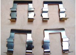 Sada příslušenství na brzdové destičky přední Mitsubishi Outlander od rv 05.03