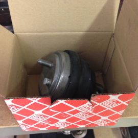 Silentblok motoru přední pravý BMW E39 525d, 530d