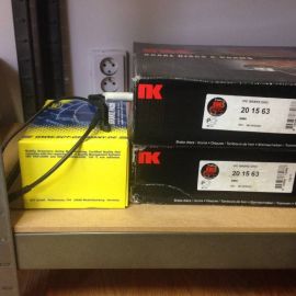 Brzdové kotouče 324mm + destičky + snímač přední náprava BMW E60 + E61 520i-530er