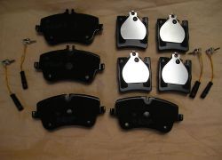 Brzdové destičky přední + zadní se snímači Mercedes C-klasse W203, S203 sportovní podvozek