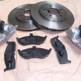 Brzdná sada absolutně kompletní přední náprava Chrysler Voyager od 96