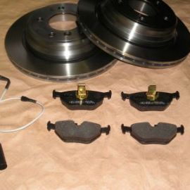 Brzdové kotouče + destičky zadní náprava BMW E39