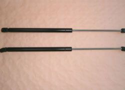 2x tlmiče vyklopových dverí Audi A6 Avant 4B5 C5 od r.v. 05.2000