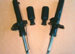 2x tlmiče predné + sada prachoviek a dorazov Seat Leon od r.v. 07.2005