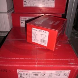 Brzdové kotúče + platničky predné Brembo Audi A6 4B+C5