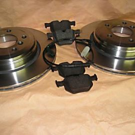 Brzdové kotúče + platničky + snímač zadná náprava BMW E60, E61od 535er + E63, E64
