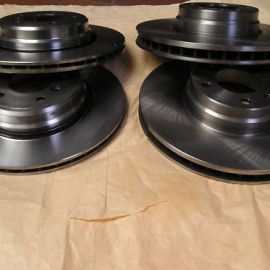 4 x brzdové kotúče predné + zadné len 750i + 740d BMW E38