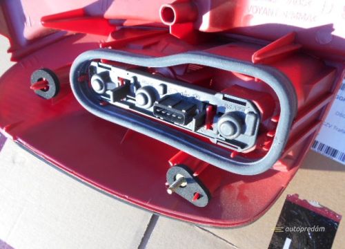 zadne prave svetlo na P306 kombi.2