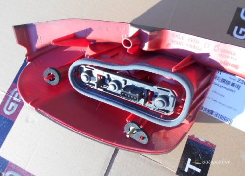 zadne prave svetlo na P306 kombi.3