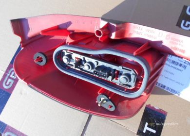 zadne prave svetlo na P306 kombi.3