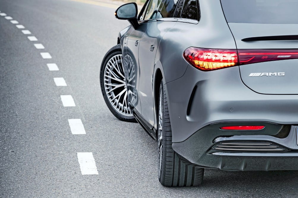 Extrémne uhlové riadenie zadných kolies Mercedesu