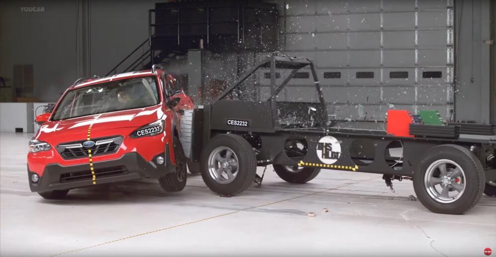 Crash test 5 malých sedanov - sklamanie z porovnania bočného nárazu